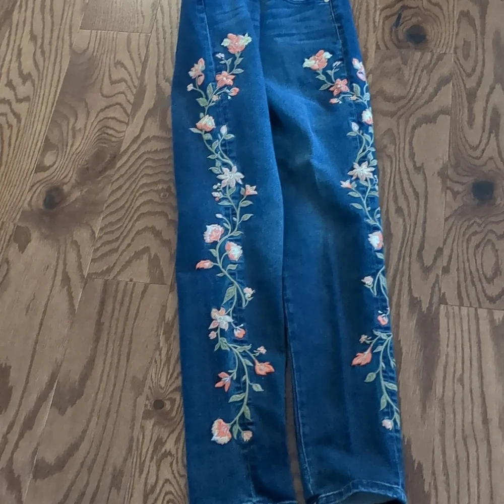 Embroidery Jeans - Picture 5 of 10